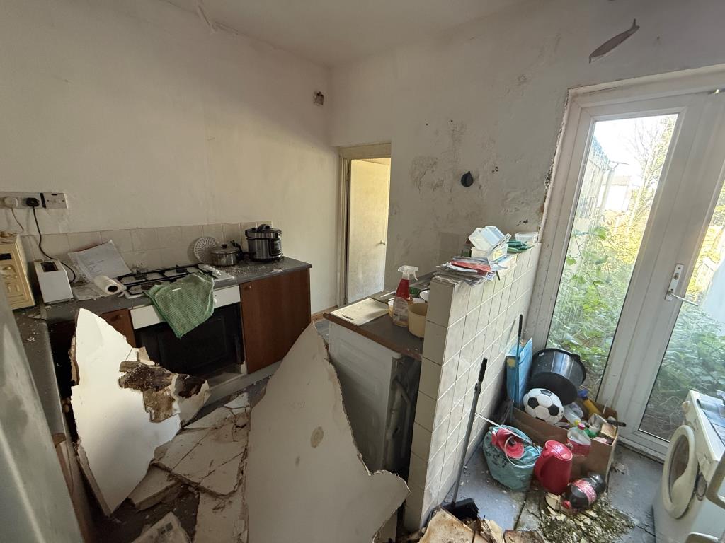 Lot: 41 - HOUSE FOR REFURBISHMENT - Kitchen with access to garden